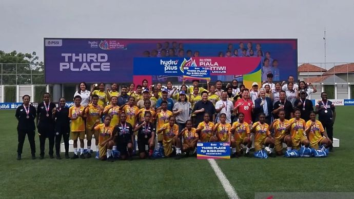 Di Supersoccer Arena Kudus, Jawa Tengah, pada hari Sabtu, 12 Juli.&nbsp;Ketua Umum PSSI Erick Thohir, Wakil Menteri Pemberdayaan Perempuan dan Perlindungan Anak (Wamen PPPA) Veronica Tan dan Presiden Direktur Yayasan Djarum Victor Rachmat Hartono berfoto bersama para pemain sepak bola wanita.