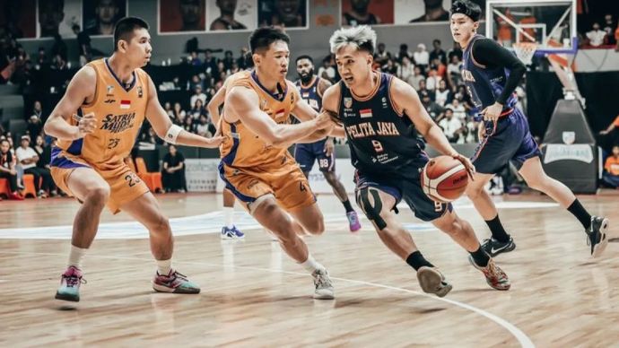 Dokumentasi pebasket Pelita Jaya Jakarta Agassi Yeshe Goantara membawa bola saat melawan pemain Satria Muda Pertamina Jakarta, dalam gim ketiga semifinal IBL 2025, di GMSB, Kuningan, Jakarta, Minggu, 13 Juli 2025.