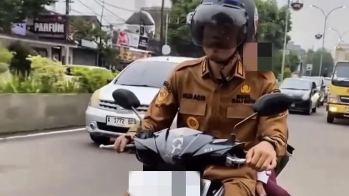 Wakil Wali Kota Serang Nur Agis Aulia membonceng anak ke sekolah di hari pertama MPLS di Kota Serang, Senin, 14 Juli 2025.