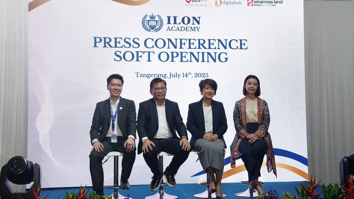 January Sugiarto (Head of School Ilon Academy), Sudino Lim (Chairman of ILON Academy), Sandra Kosasih (Chief Education Business Development Sinar Mas Land) dan Yani C Dewi (Vice President Malls Sinar Mas Land) dalam sesi Press Conference Soft Opening ILON Academy di QBig BSD City.