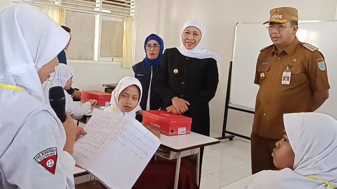 Gubernur Jawa Timur Khofifah Indar Parawansa tinjau hari pertama penyelenggaraan Sekolah Rakyat di Jawa Timur.