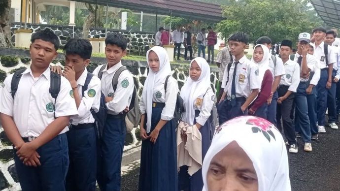 Siswa Sekolah Rakyat jenjang SMA di Kabupaten Lebak saat berbaris untuk memasuki ruangan di BPMP Rangkasbitung Lebak Banten. 