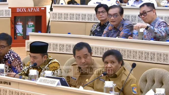 Tangkapan layar: Wakil Menteri Dalam Negeri Ribka Haluk berada di baris pertama kanan saat rapat bersama Komisi II DPR RI di kompleks parlemen Senayan, Jakarta, Senin (14 Juli 2025). 
