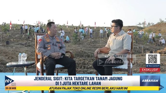 Kapolri Jenderal Listyo Sigit Prabowo saat berbincang dengan jurnalis Nusantara TV Abraham Silaban dalam program 'Abraham', Senin, 14 Juli 2025.&nbsp;
