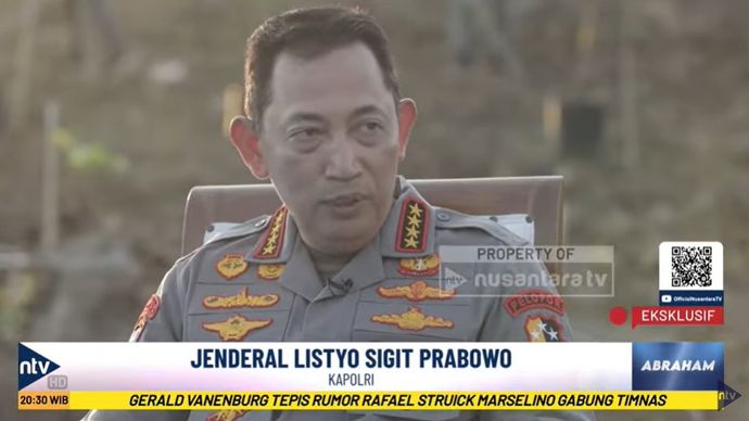 Kapolri Jenderal Listyo Sigit Prabowo saat berbincang dengan jurnalis Nusantara TV Abraham Silaban dalam program 'Abraham', Senin, 14 Juli 2025.