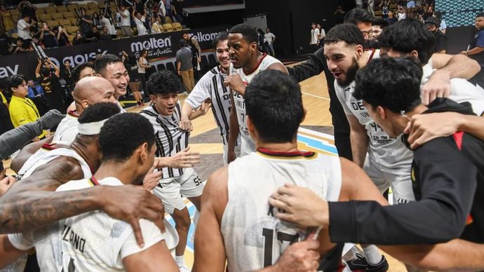 Di Dewa United Arena, Kabupaten Tangerang, Banten, Minggu (13/7/2025), pebasket Dewa United Banten melakukan selebrasi setelah mengalahkan Rans Simba Bogor dalam pertandingan babak ketiga semifinal Indonesia Basketball League (IBL 2025). Pada babak final IBL 2025, Dewa United Banten akan menghadapi Pelita Jaya Jakarta. Pertandingan akan berlangsung pada 17 Juli 2025.