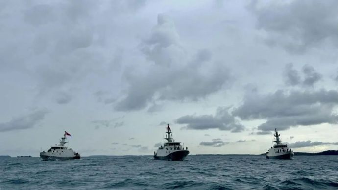 Tiga kapal perang Republik Indonesia (KRI) dari Satuan Kapal Cepat (Satkat) Komando Armada I TNI Angkatan Laut