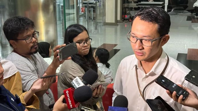 Budi Prasetyo (kanan) Juru Bicara KPK  ketika memberikan pernyataan di Gedung Merah Putih KPK, pada Rabu, 16 Juli, di Jakarta. 