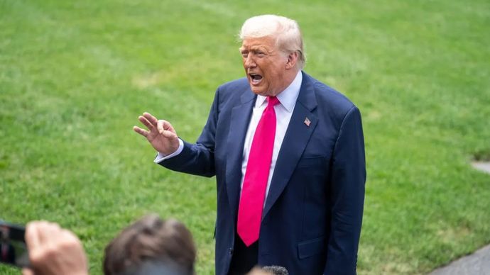 Di halaman Gedung Putih di Washington DC, Amerika Serikat, Selasa, 15 Juli 2025&nbsp;waktu setempat, Presiden Amerika Serikat Donald Trump memberikan keterangan kepada wartawan. Presiden AS Donald Trump mengumumkan bahwa, berdasarkan negosiasi langsung dengan Presiden Indonesia Prabowo Subianto, dia akan memberlakukan tarif impor senilai 19% terhadap barang-barang Indonesia yang masuk ke Amerika Serikat. 