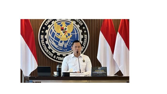 Menteri Koordinator Bidang Infrastruktur dan Pembangunan Kewilayahan (Menko IPK) Agus Harimurti Yudhoyono (AHY) ketika membuka Rapat Koordinasi (Rakor) Pembahasan Penanganan Kendaraan Lebih Dimensi dan Lebih Muatan/Over Dimension-Overload (ODOL) 