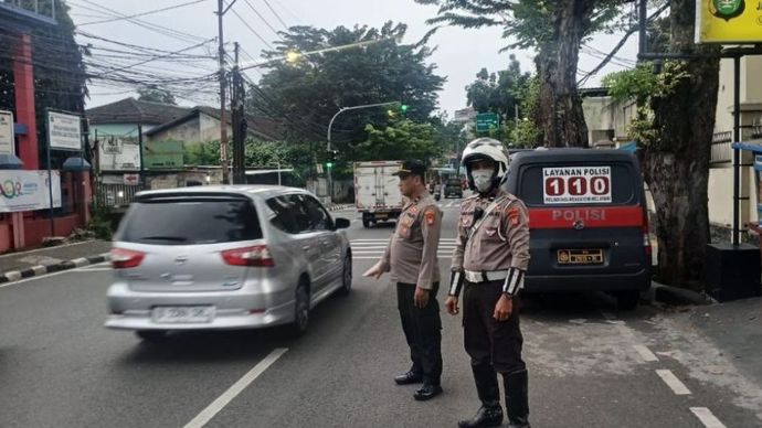 Satlantas Jaksel melakukan pengaturan &amp; pengamanan antisipasi pengendara melawan arus di depan Mapolsek Kebayoran Lama Jakarta Selatan