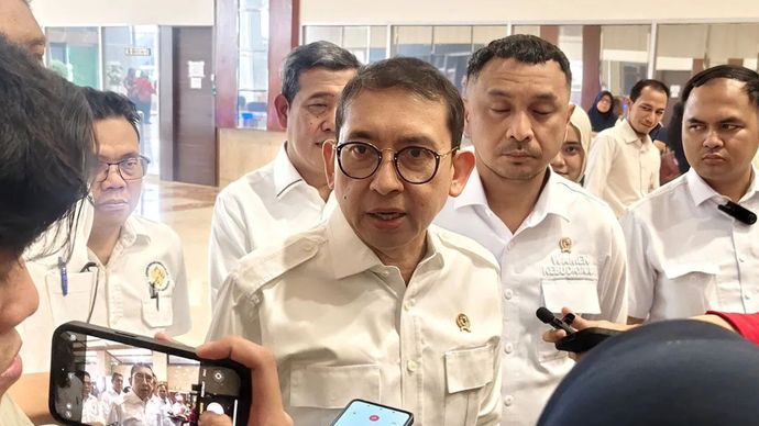 Menteri Kebudayaan Fadli Zon berbicara kepada media di kompleks parlemen Senayan di Jakarta pada hari Kamis, 17 Juli 2025.