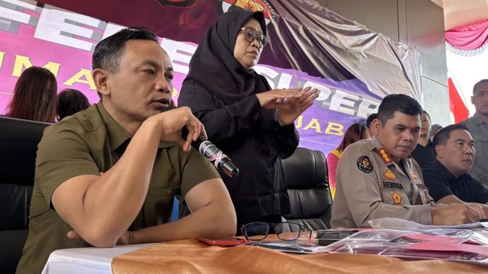 Kombes Pol Surawan, Direktur Reserse Kriminal Umum Polda Jawa Barat, memberikan keterangan di Mapolda Jabar, Kota Bandung, Kamis (17/7/2025). 