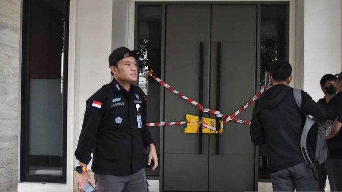 Di Jalan Jenggala II, Kebayoran Baru, Jakarta Selatan, Selasa, 25 Februari 2025 rumah pengusaha Muhammad Riza Chalid disegel oleh sejumlah penyidik Kejaksaan Agung.
