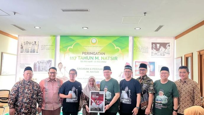Penyerahan secara simbolis poster film kepada Erick Yusuf selaku produser eksekutif.