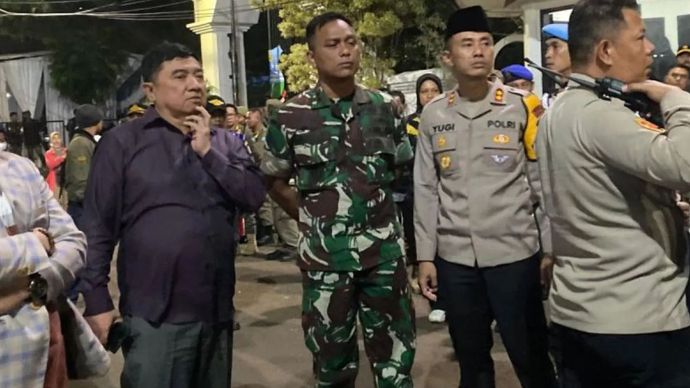 Bupati Garut Abdusy Syakur Amin (kiri) dan Kepala Kepolisian Resor Garut AKBP Yugi Bayu Hendarto (kanan) meninjau lokasi Pesta Rakyat pada Jumat, 18 Juli. 