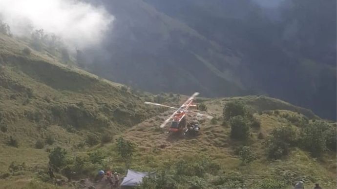 Arsip: Pada hari Kamis, 17 Juli 2025, helikopter SAR tiba untuk membantu evakuasi pendaki asal Belanda yang terjatuh di Gunung Rinjani di Pulau Lombok, NTB.