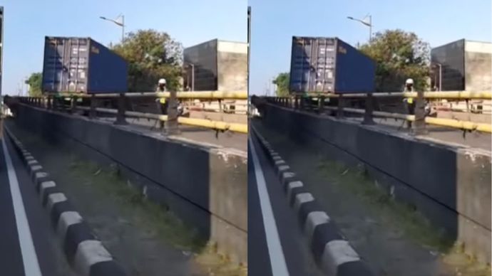 Sebuah truk melintang di Jembatan 3 arah Season City, Jakarta Barat, pada Sabtu pagi (19/7).