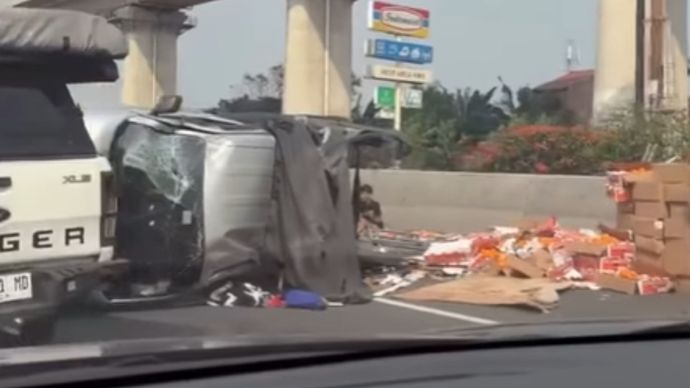 mobil terguling di tol Jakarta Cikampek