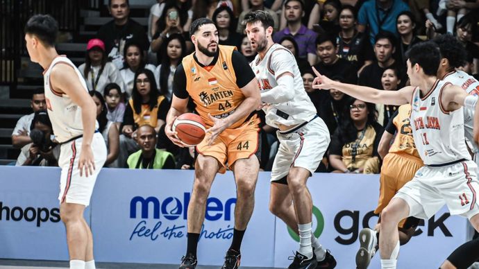 Dewa United Banten vs Pelita Jaya Jakarta di IBL 2025.