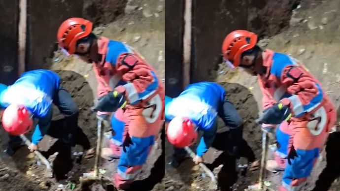 Proses evakuasi korban longsor di Cimahi.