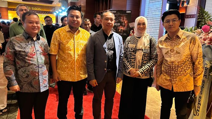 Direksi NTV Dimpos Tampubolon, Tommy Tampubolon, Panglima TNI Jenderal Agus Subiyanto dan istri Evi Sophia Indra, serta Wapemred NTV Abraham Silaban di gala premiere film &quot;Believe&quot; , Jakarta, Jumat malam, 18 Juli 2025.