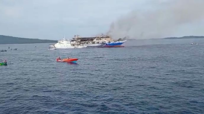 KM Barcelona 5 terbakar