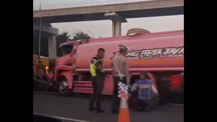 Truk tangki yang terlibat kecelakaan di Jalan Tol Jagorawi. 