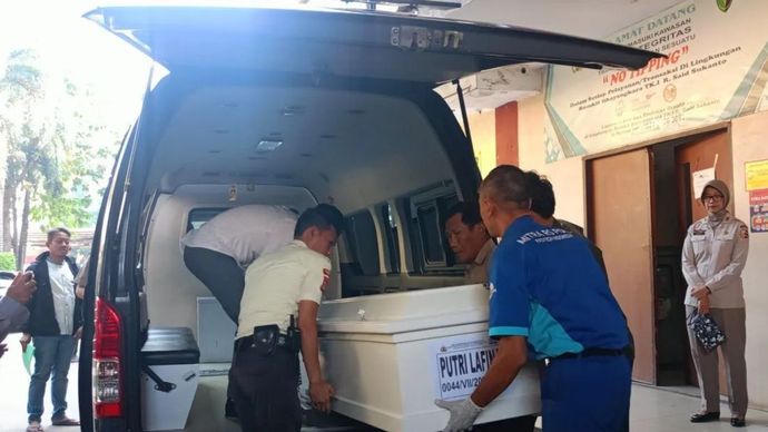 Ambulans RS Polri Kramat Jati membawa jenazah korban kebakaran Tebet, Jakarta Selatan yang sudah teridentifikasi,