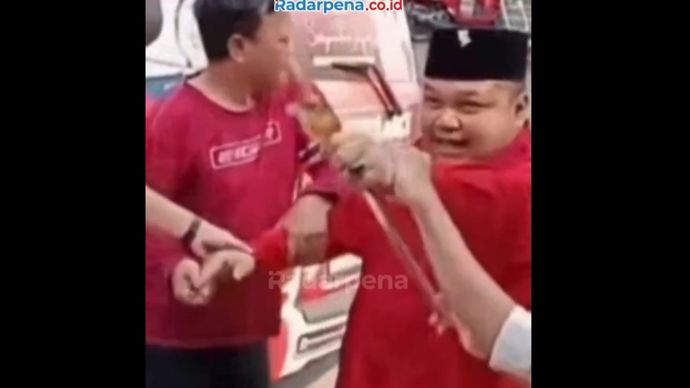 Eks pengurus PDIP Surabaya nyaris bakar diri.
