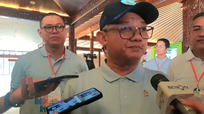 Menteri Pendidikan Dasar dan Menengah (Mendikdasmen) Abdul Mu'ti melakukan tanya jawab dengan media usai kegiatan Festival Anak Indonesia Hebat di Kompleks Taman Mini Indonesia Indah, Jakarta Timur pada Selasa (22/7/2025). 