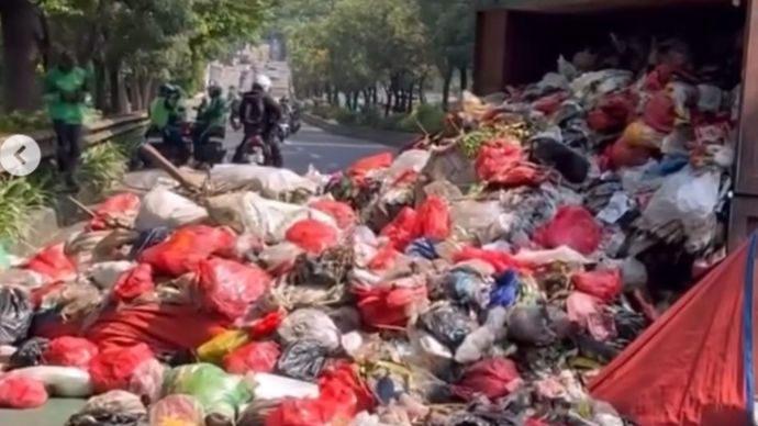Sebuah truk sampah dilaporkan terguling di Jalan Ahmad Yani, tepatnya mengarah ke lampu merah Pekayon, Selasa (22/7). Akibat kejadian ini, arus lalu lintas menjadi tersendat.