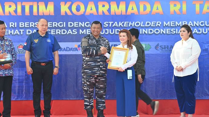 TNI AL bekerjasama dengan Kementerian Kependudukan dan Pembangunan Keluarga/BKKBN menggelar bakti sosial bertajuk Serbuan Maritim Koarmada RI di TPI Muara Angke, Jakarta Utara, Senin (21/7/2025).