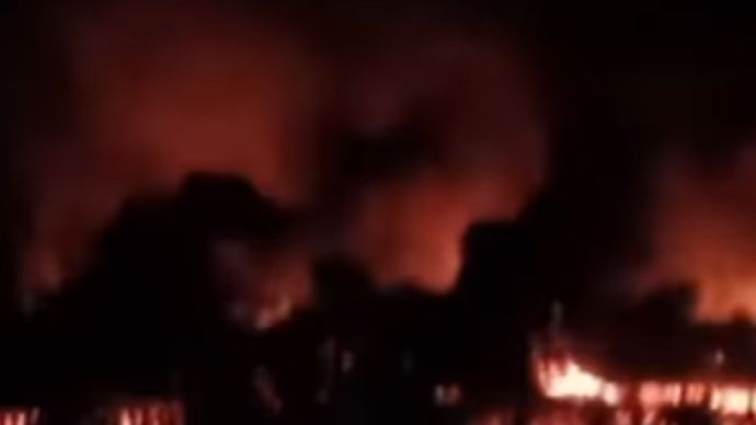 Mendapat laporan warga telah terjadi kebakaran Pabrik Seleting Jl. Raya Padalarang, Kertamulya, Kec. Padalarang, Kab. Bandung Barat (21/07/25) pukul 20.21 WIB.