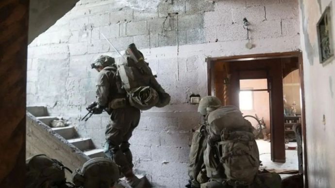 Foto yang dirilis Pasukan Pertahanan Israel (IDF) pada 16 November 2023 ini menunjukkan pasukan Israel melakukan operasi militer di bagian barat Kota Gaza