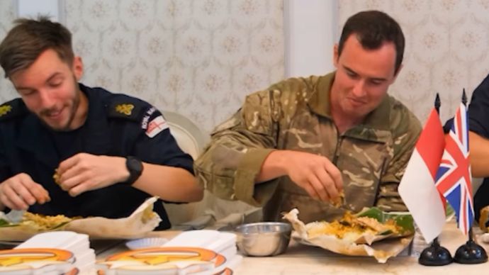 Tentara Angkatan Laut Kerajaan Inggris Makan Nasi Kapau di Jakarta