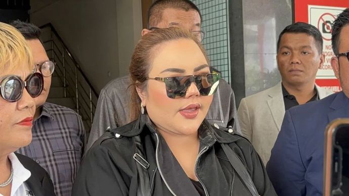 elebgram Lisa Mariana (LM) saat menghadiri panggilan penyidik Polda Jabar atas kasus dugaan video asusila di Kota Bandung, Jawa Barat, Selasa (15/7/2025). 