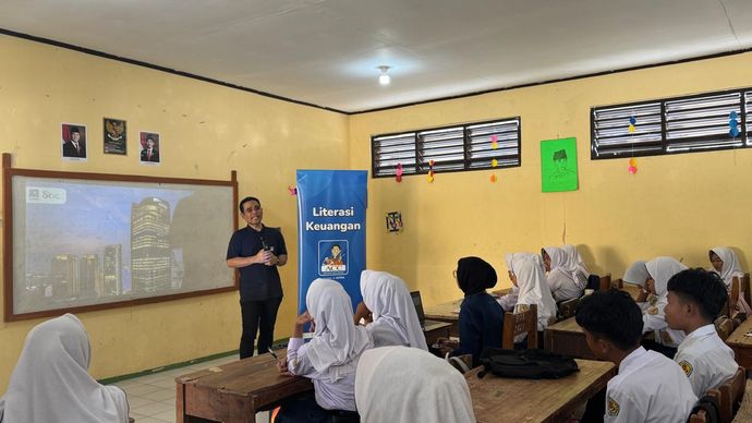Khusus untuk SMPN 1 Leuwidamar, Lebak, Banten, ACC melakukan peremajaan aula sekolah serta peningkatan perlengkapan fasilitas perpustakaan.
