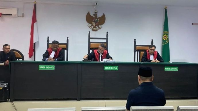Mantan Bupati Bone Bolango Hamim Pou mendengarkan pembacaan putusan sidang oleh majelis hakim yang berlangsung di ruang sidang Tipikor Prof. Dr. Wirjono Prodjodikoro, Kota Gorontalo, Gorontalo, Rabu, 23 Juli 2025.