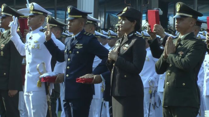 Presiden Prabowo Subianto resmi melantik 2.000 lulusan akademi militer dan akademi kepolisian menjadi perwira TNI-Polri dalam upacara prasetya perwira (praspa). 