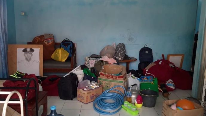 Barang-barang milik siswi disabilitas yang dikeluarkan dari kamarnya saat pengosongan paksa Asrama Putri di Pusat Pelayanan Sosial Griya Harapan Difabel (PPSGHD) Dinas Sosial Jawa Barat, Cimahi, Jawa Barat, Selasa, 22 Juli 2025.