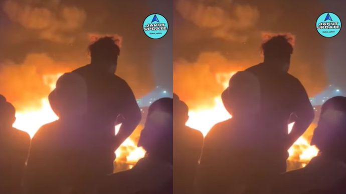 Kebakaran melanda kawasan Pelabuhan Kalibaru, Jakarta Utara, pada Kamis (24/7) dini hari sekitar jam 02.30 WIB. Tampak api berkobar di sekitar area dermaga dan terlihat beberapa kapal di lokasi terbakar.