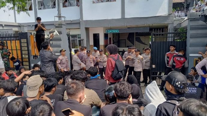 Sejumlah mahasiswa saat melakukan aksi unjuk rasa mengenai kasus pelecehan seksual di SMAN 4 Kota Serang, Banten, Senin, 21 Juli 2025.
