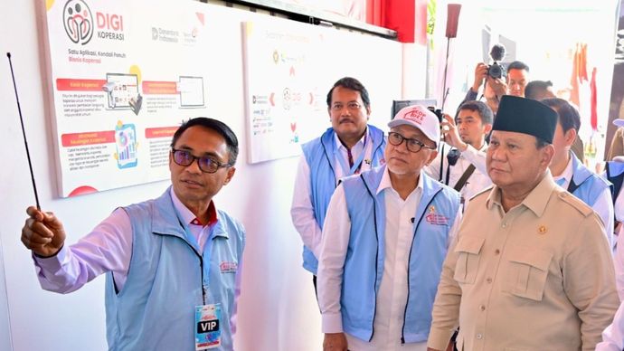  Presiden RI Prabowo Subianto beserta jajaran Menteri saat Peresmian Program Koperasi Desa/Kelurahan Merah Putih (KDMP) di Desa Bentangan, Klaten, Jawa Tengah, pada Senin, 21 Juli 2025.