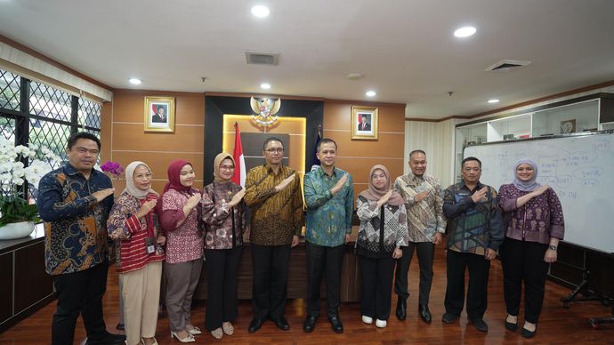 Menteri Transmigrasi, Iftitah Sulaiman Suryanagara berdiskusi dengan pimpinan Presidential Communication Office  (PCO)/Ist