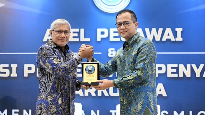 Menteri Transmigrasi, Iftitah Sulaiman Suryanagara dan Kepala Badan Narkotika Nasional Marthinus Hukom/Ist