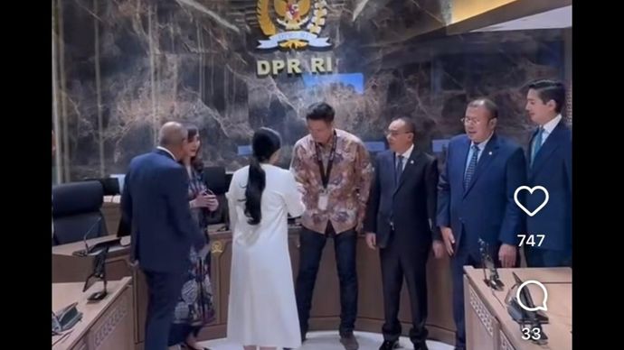 Selebgram Arnold Putra bersama pimpinan DPR RI dan pimpinan Komisi I. 