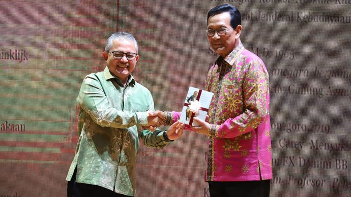 Raja Keraton Ngayogyakarta Hadiningrat sekaligus Gubernur Daerah Istimewa Yogyakarta (DIY), Sri Sultan Hamengku Buwana Ka 10 dan Kepala Perpusnas, E. Aminudin Aziz.