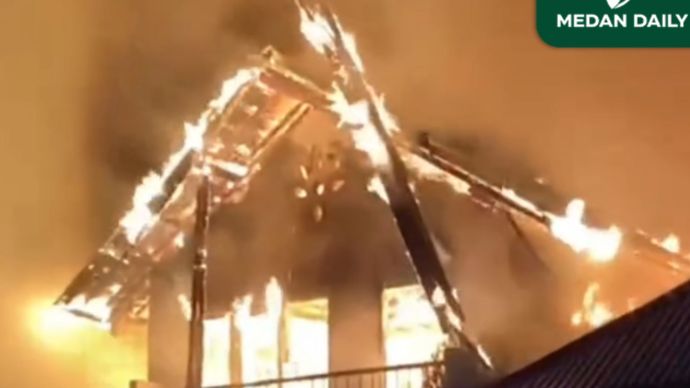 rumah mewah di medan terbakar. Peristiwa itu terjadi sekitar pukul 03.00 WIB, saat sebagian besar warga masih terlelap. Rumah yang terbakar diperkirakan hangus 70 persen.