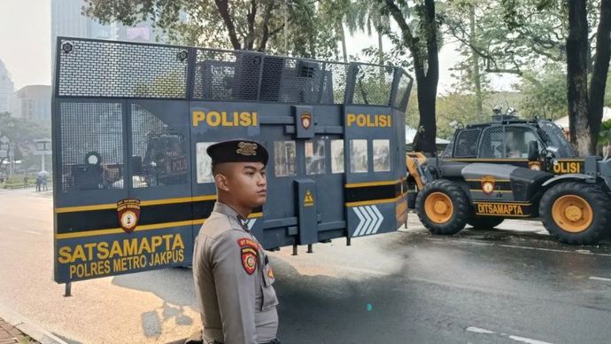 Anggota Polres Metro Jakarta Pusat memasang pagar besi 